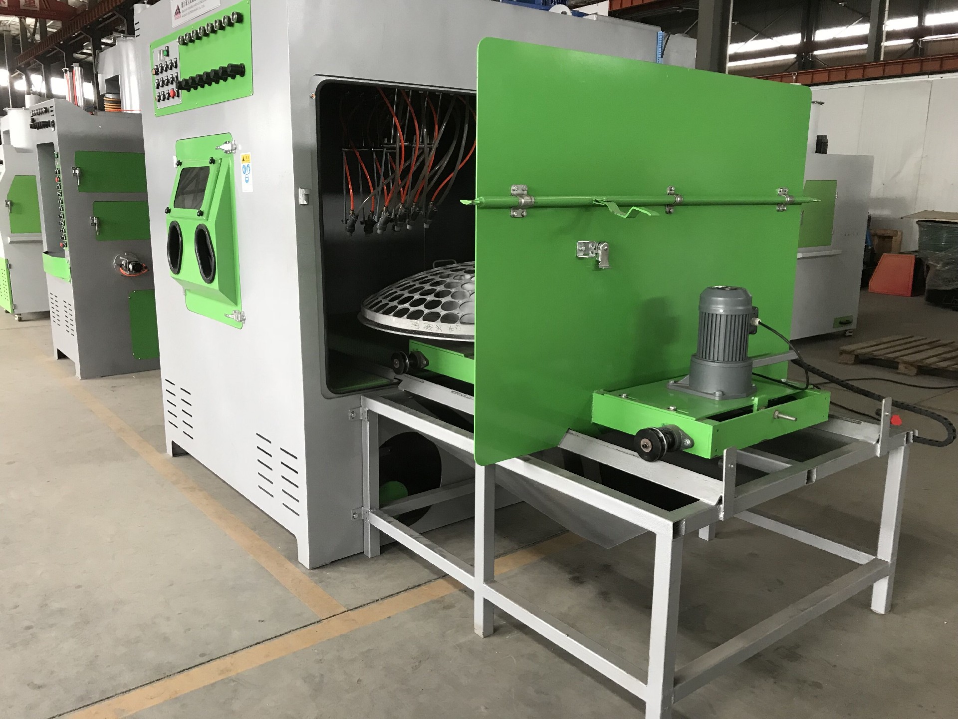 TB-SA2020-9A電動(dòng)轉(zhuǎn)臺(tái)自動(dòng)噴砂機(jī)-本設(shè)備原理：將工件安放在自動(dòng)臺(tái)車轉(zhuǎn)盤上，工件臺(tái)車由電機(jī)帶動(dòng)自動(dòng)往復(fù)運(yùn)行，轉(zhuǎn)盤由檔板外電機(jī)帶動(dòng)旋轉(zhuǎn)，即···