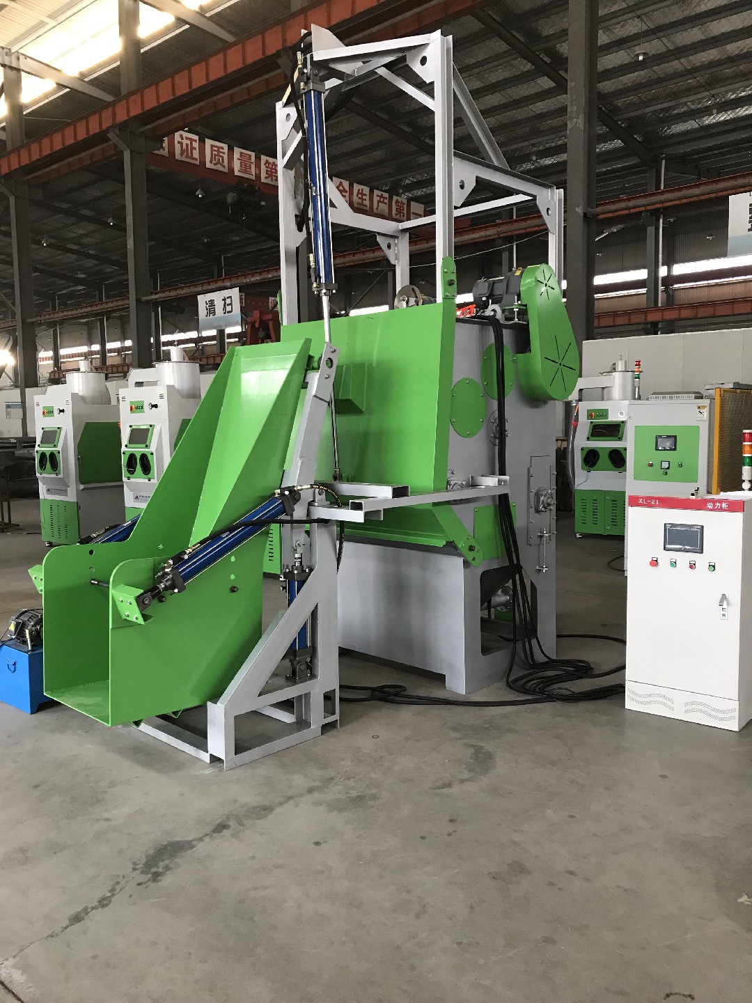 TB-SF300KG-6A自動(dòng)上下料履帶式自動(dòng)噴砂機(jī)，履帶液體自動(dòng)噴砂機(jī)，自動(dòng)液體噴砂機(jī)-此設(shè)備是針對（小零件類）工件而設(shè)計(jì)制作的專用噴砂機(jī)設(shè)備。原理是以壓縮空氣作為加速動(dòng)力，通過輸送氣管進(jìn)···